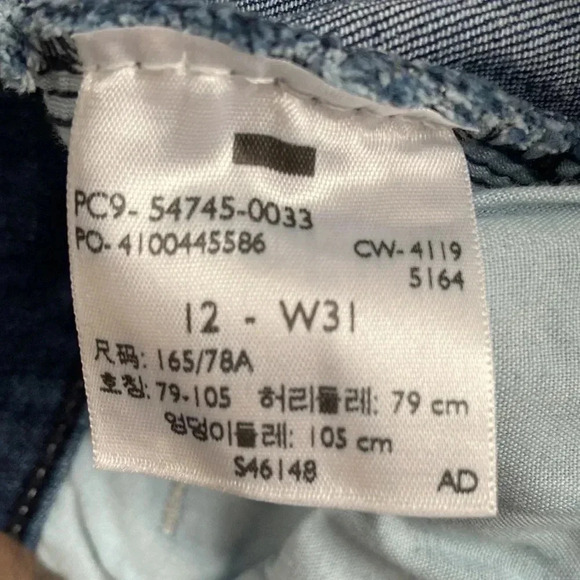 Signature  Levi’s |High -Rise Shorts - Picture 5 of 8